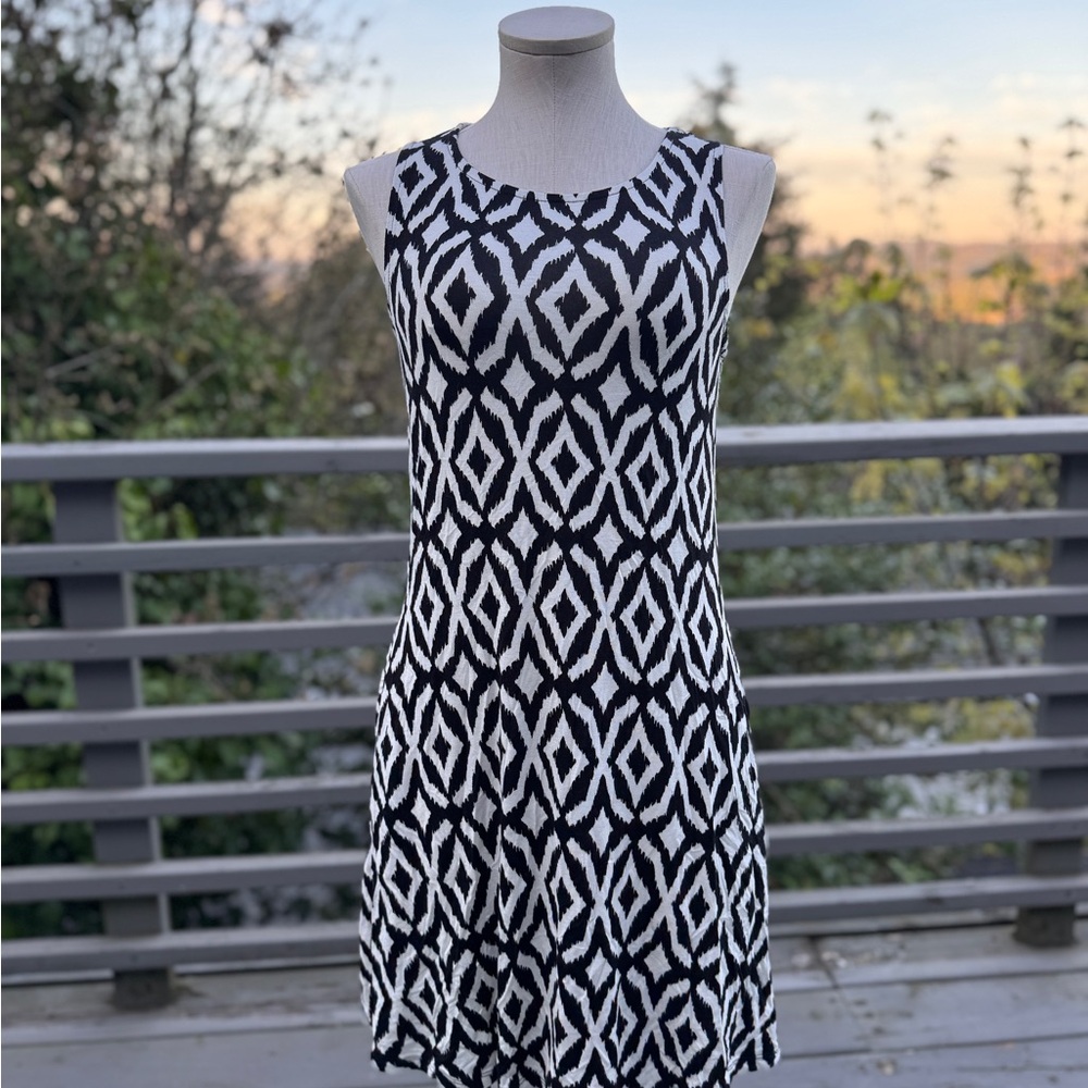 Cupio Black and White Sleeveless Sheath Dress